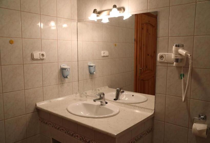 高级三人间, Hajdú Kastély