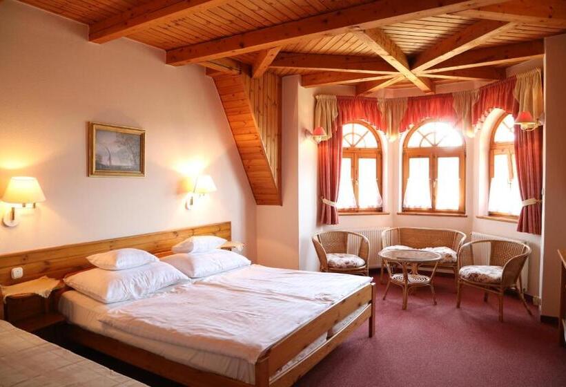 四人高级间, Hajdú Kastély