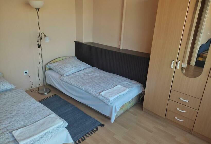 غرفة قياسية ثلاثية, Napsugár Szálló Baja