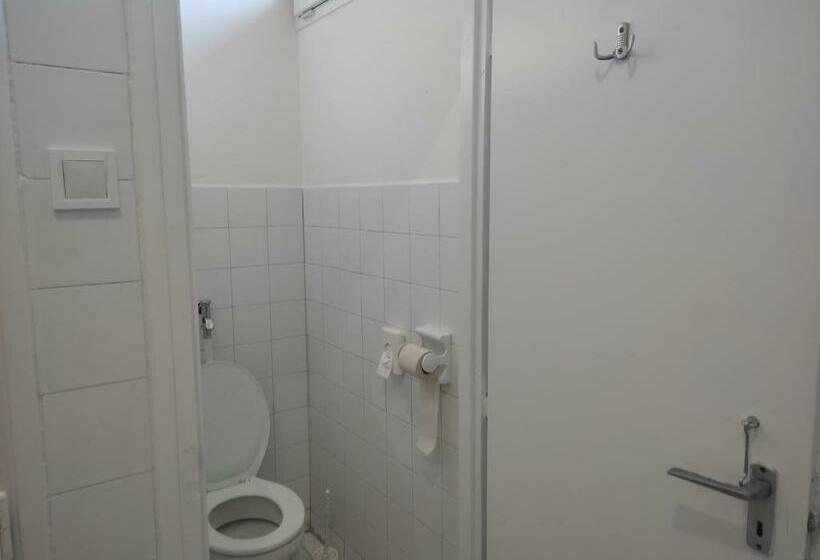 غرفة قياسية ثلاثية, Napsugár Szálló Baja