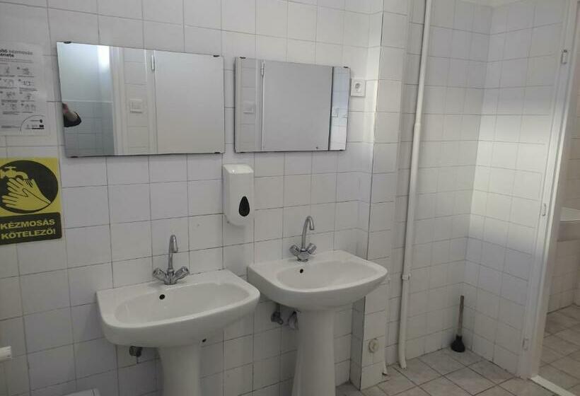 غرفة قياسية ثلاثية, Napsugár Szálló Baja