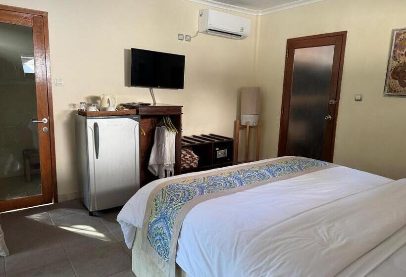 بنجلو قياسى, Scallywags Beach Club