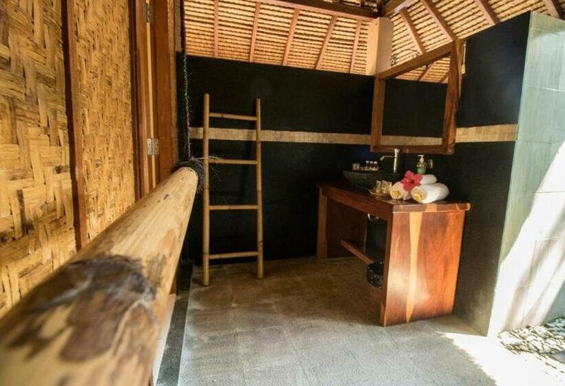 بنجلو قياسى, Scallywags Beach Club