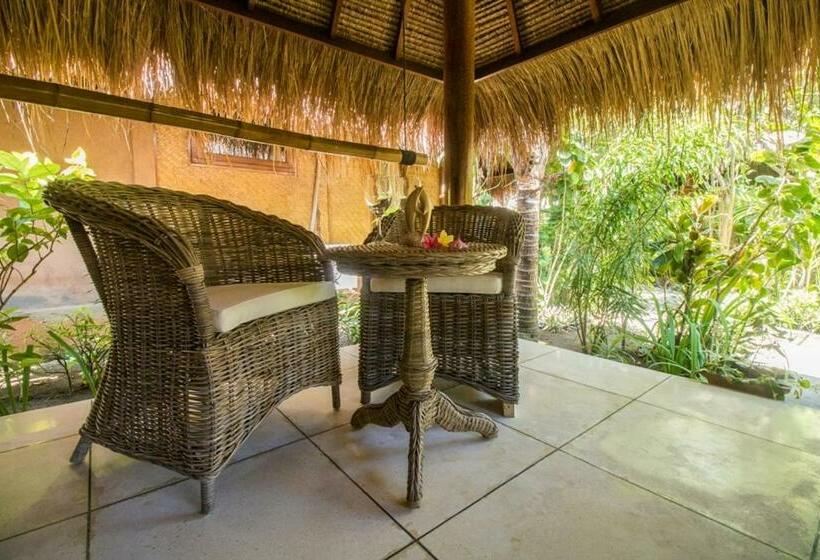 بنجلو قياسى, Scallywags Beach Club