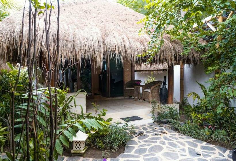 بنجلو قياسى, Scallywags Beach Club