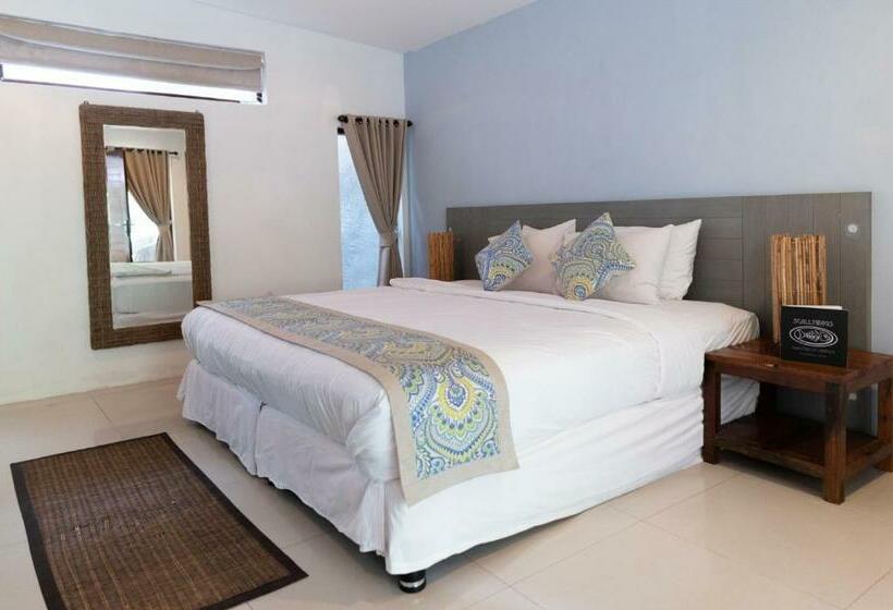 بنجلو قياسى, Scallywags Beach Club