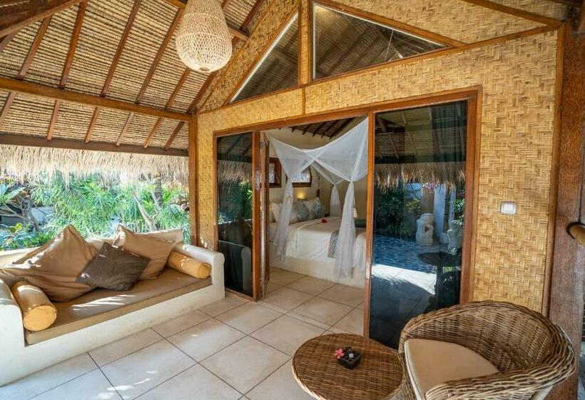 بنجلو قياسى, Scallywags Beach Club