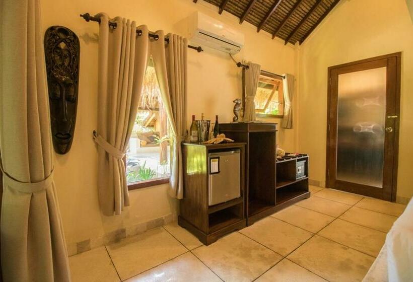 بنجلو قياسى, Scallywags Beach Club