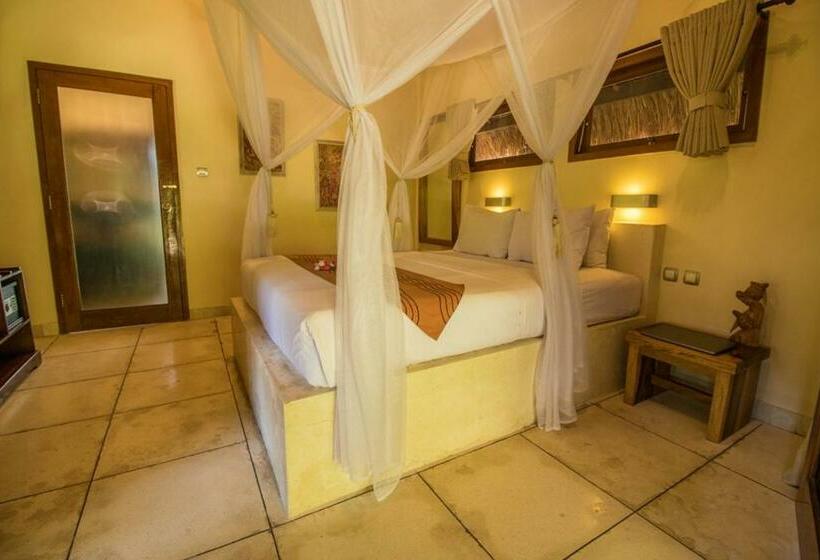 بنجلو قياسى, Scallywags Beach Club