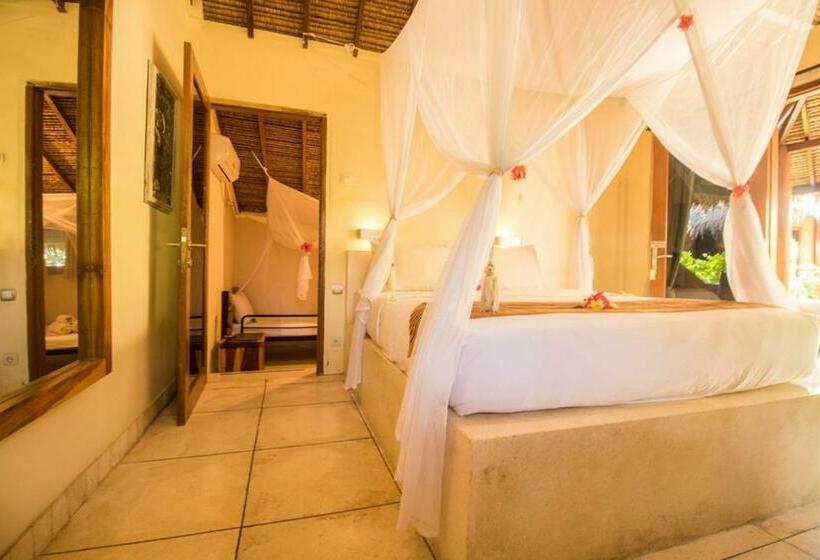 بنجلو عائلى, Scallywags Beach Club