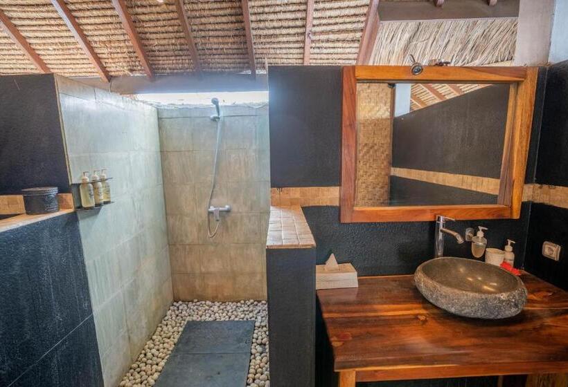 بنجلو عائلى, Scallywags Beach Club