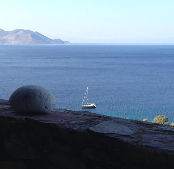 חדר משפחתי דלוקס, Castlerizaraki