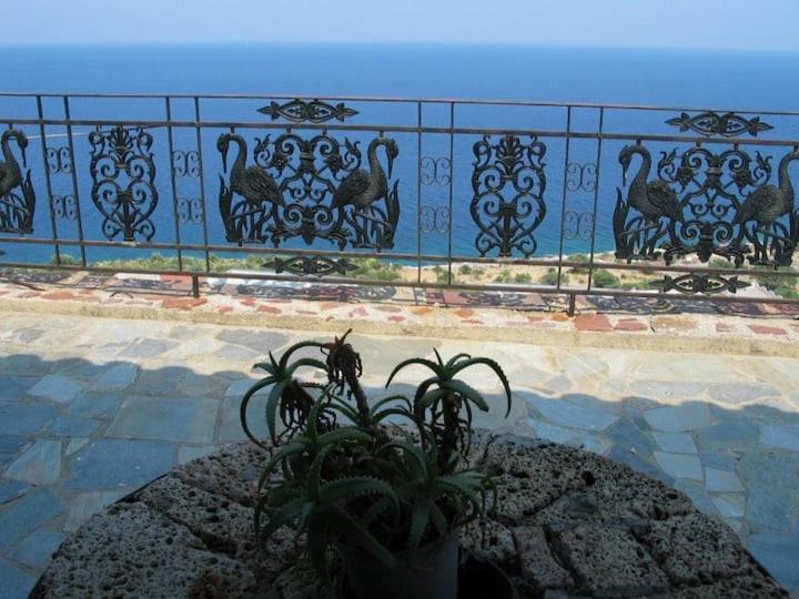 חדר משפחתי נוף לים, Castlerizaraki