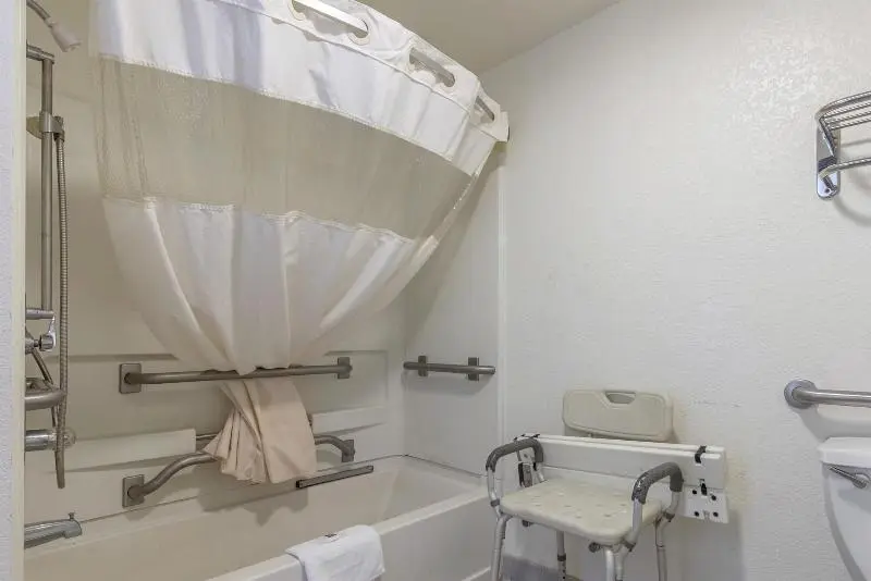 اتاق استاندارد با تخت بزرگ برای معلولان, Super 8 By Wyndham Kannapolis