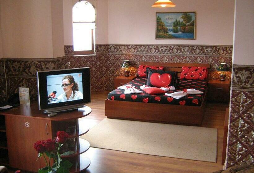 Люкс с Балконом, Family Hotel Emaly 1