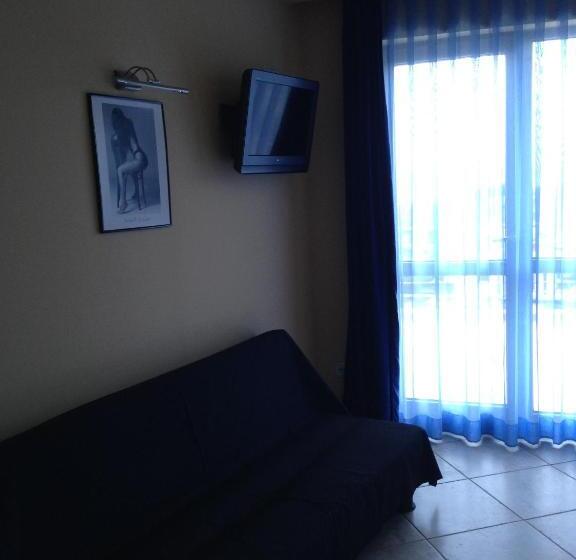 غرفة عائلية مطلّة علي البحر, Afrodita