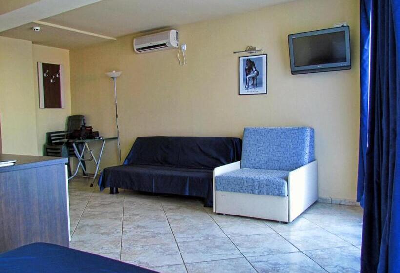 غرفة عائلية مطلّة علي البحر, Afrodita