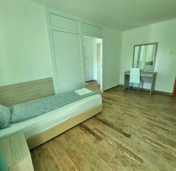 Camera Quadrupla Standard con Balcone, Char