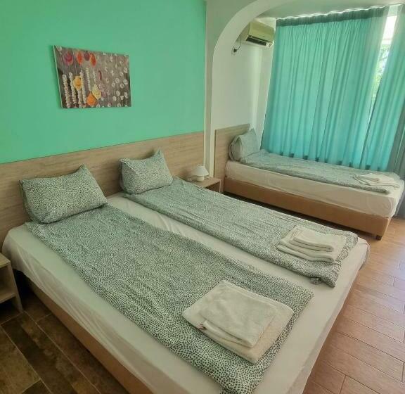 Camera Tripla Classica con Balcone, Char