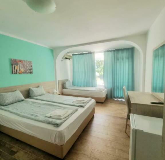 Camera Tripla Classica con Balcone, Char