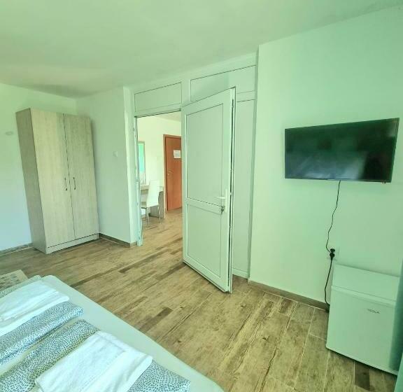 Camera Quadrupla Standard con Balcone, Char