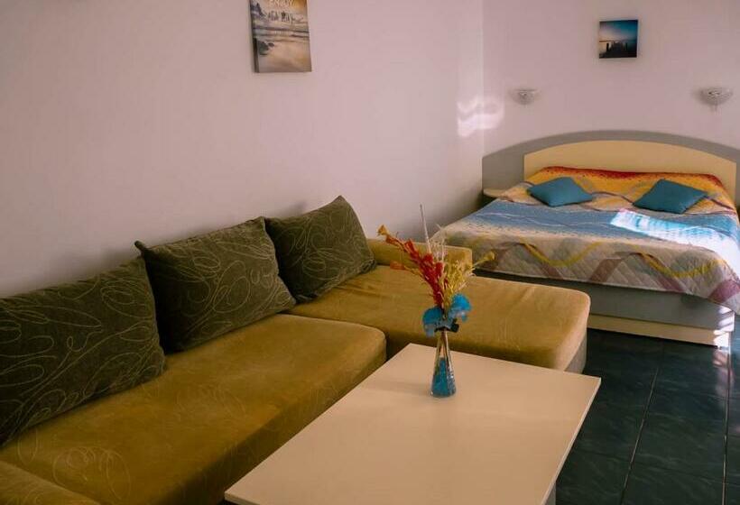 小型套房带阳台, Darling