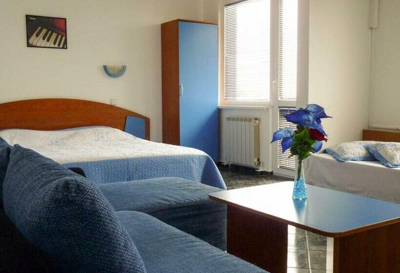 小型套房带阳台, Darling