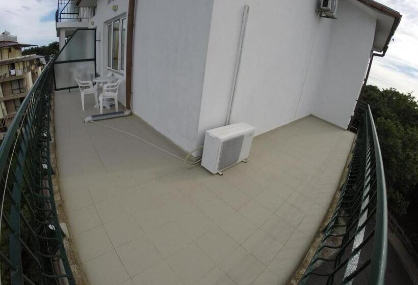 סוויטה עם מרפסת, Lotos