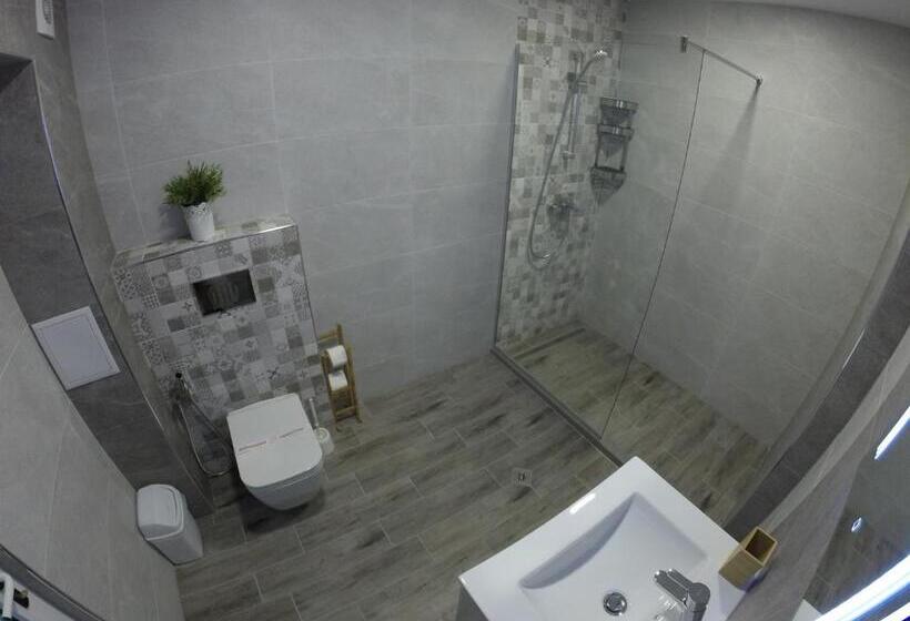 סוויטה עם מרפסת, Lotos