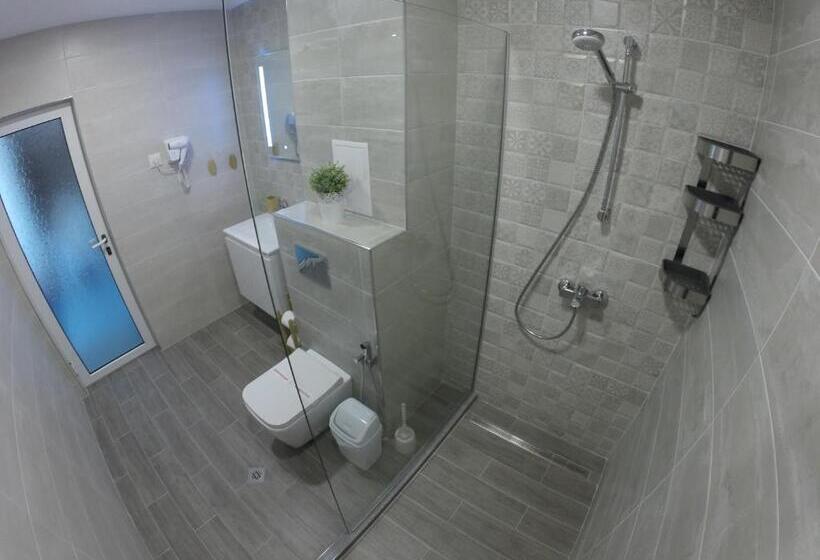 סוויטה עם מרפסת, Lotos