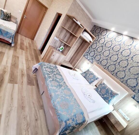 带阳台的三人标准间, Lucky