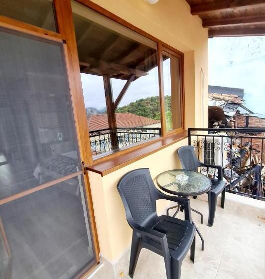 带阳台的三人标准间, Lucky