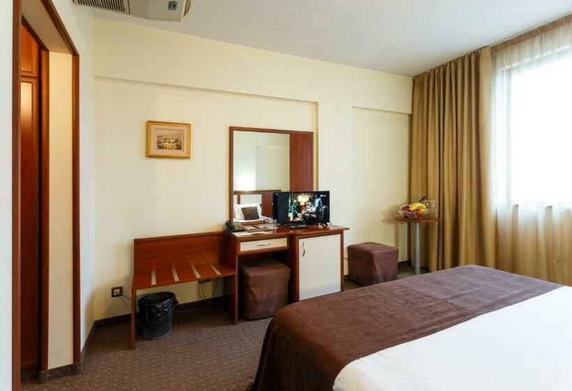 Quarto Estandar, Nadejda