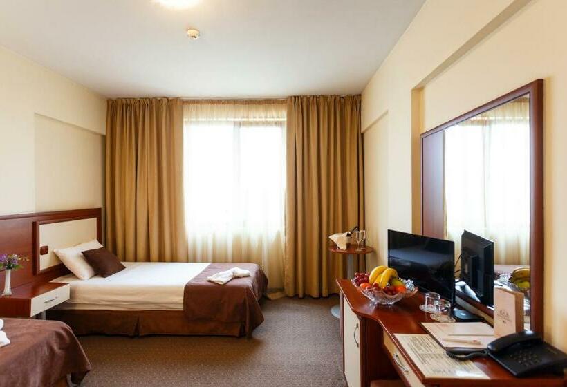 Quarto Estandar, Nadejda