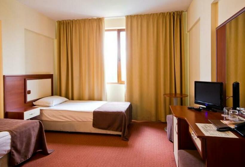 Quarto Estandar, Nadejda