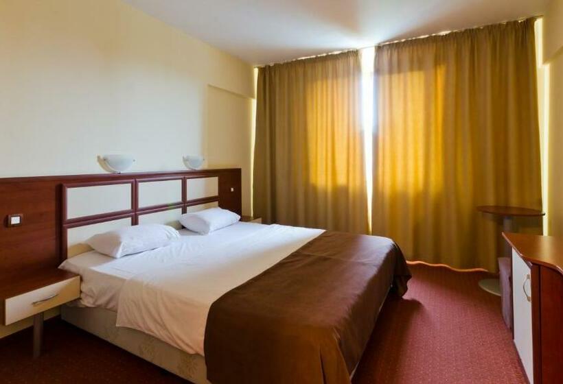 Quarto Estandar, Nadejda