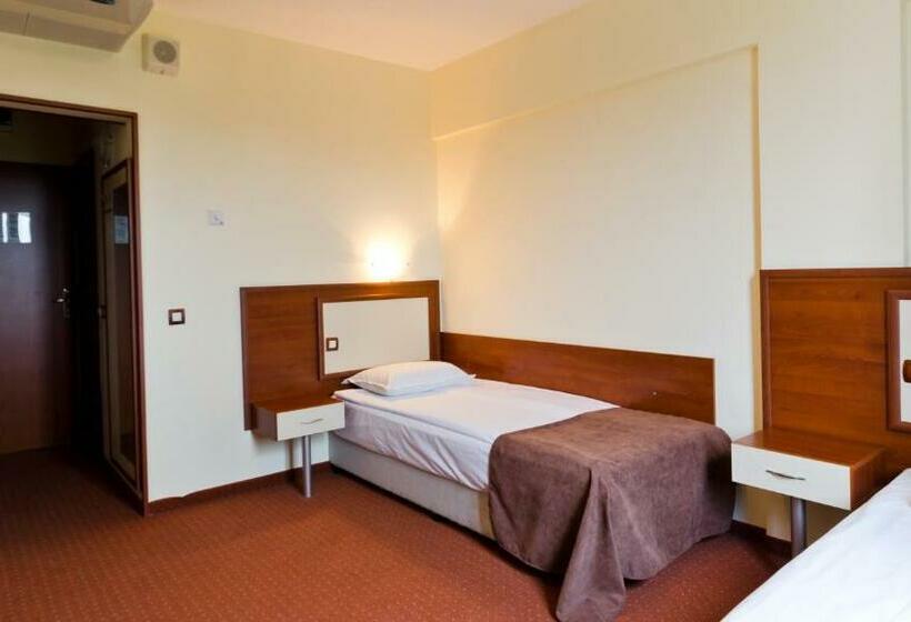 Quarto Estandar, Nadejda