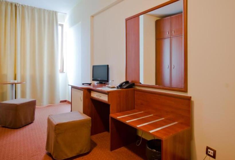 Quarto Estandar, Nadejda