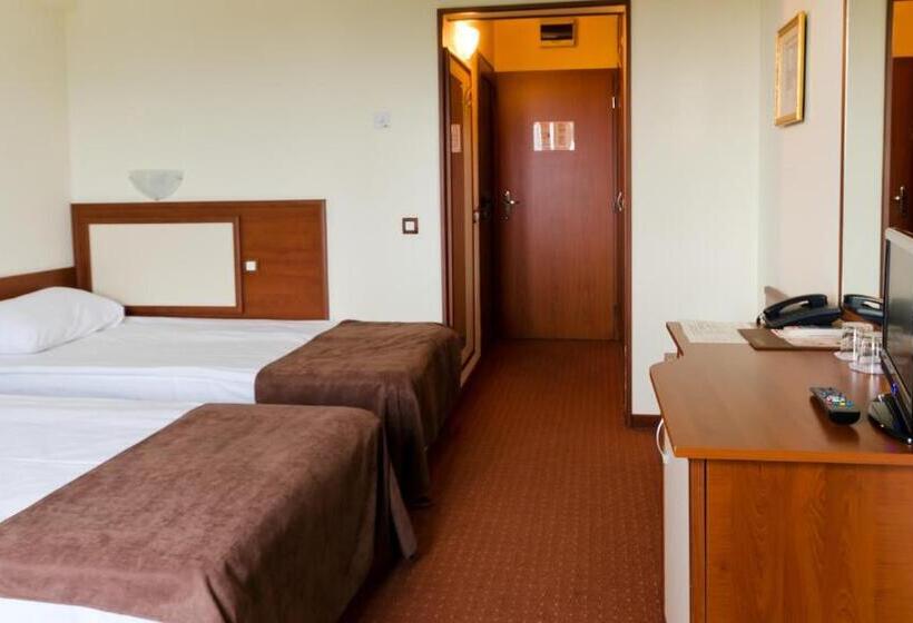 Quarto Triplo Estandar, Nadejda