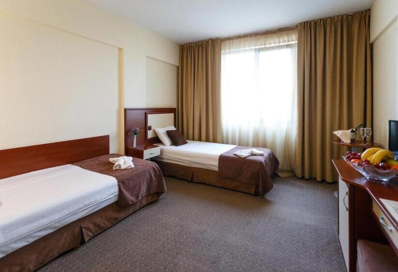 Quarto Estandar, Nadejda