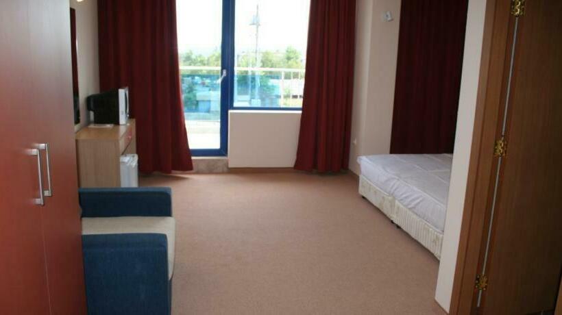 חדר משפחתי, Nadia