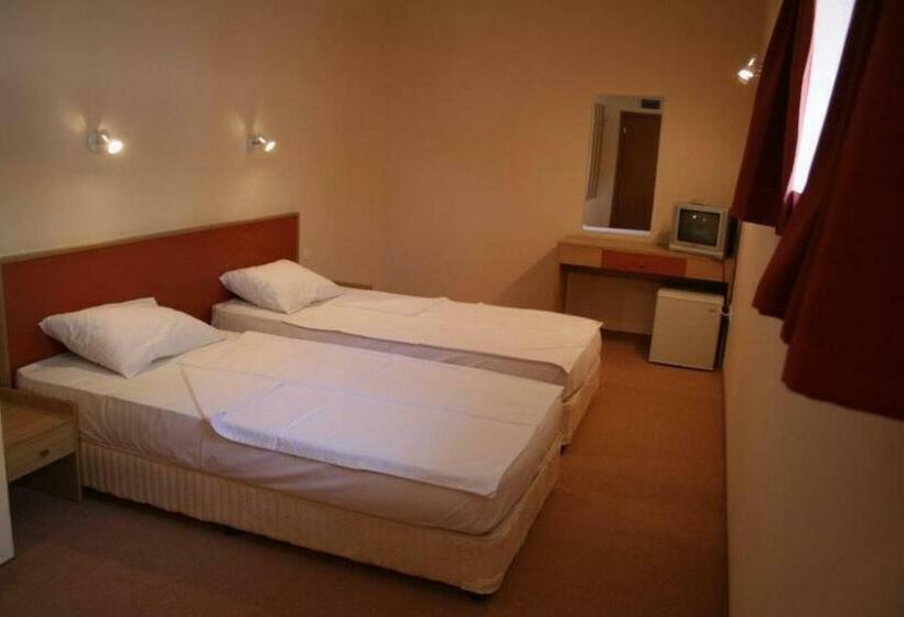 חדר משפחתי, Nadia