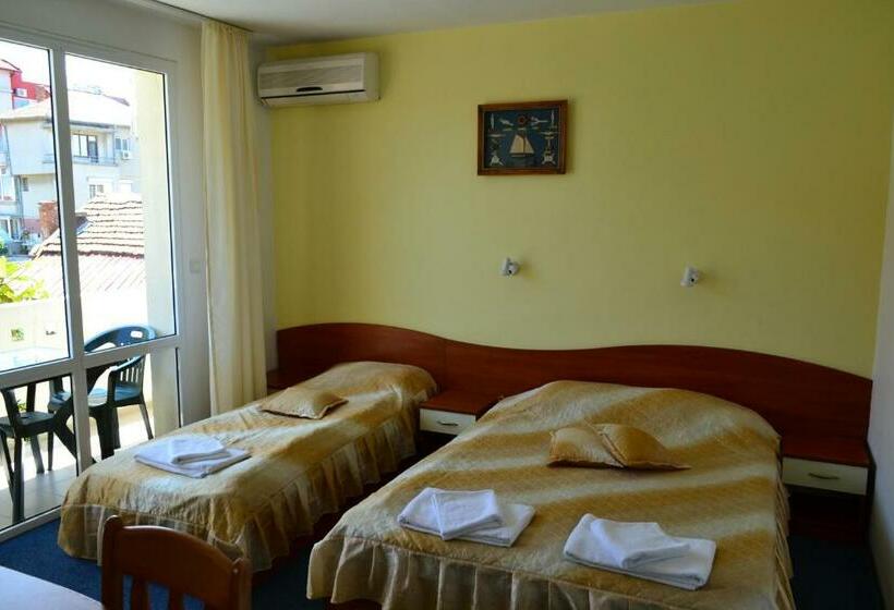 חדר סטנדרט לשלושה עם מרפסת, Saint George Family