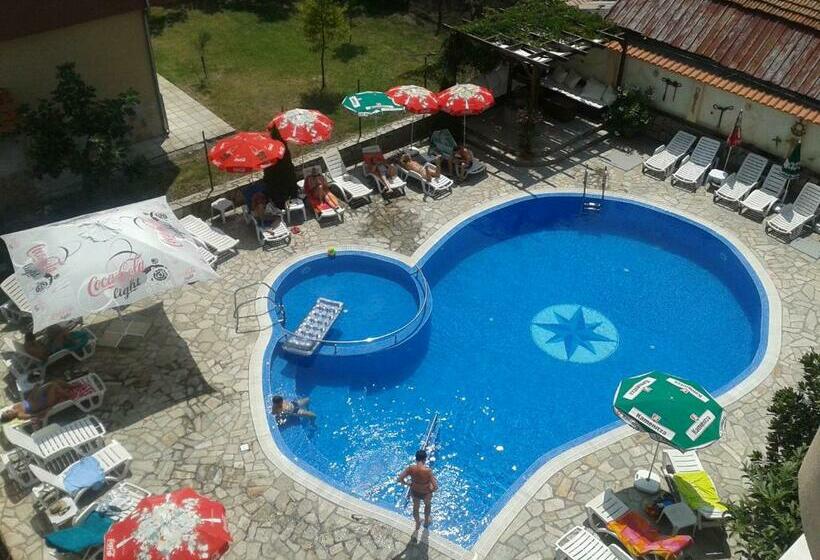 חדר סטנדרט לשלושה עם מרפסת, Saint George Family