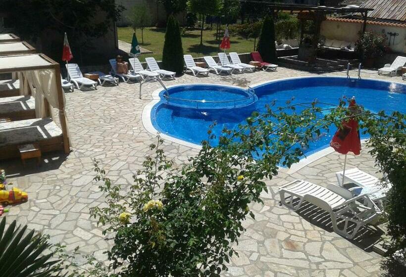 חדר סטנדרט לשלושה עם מרפסת, Saint George Family