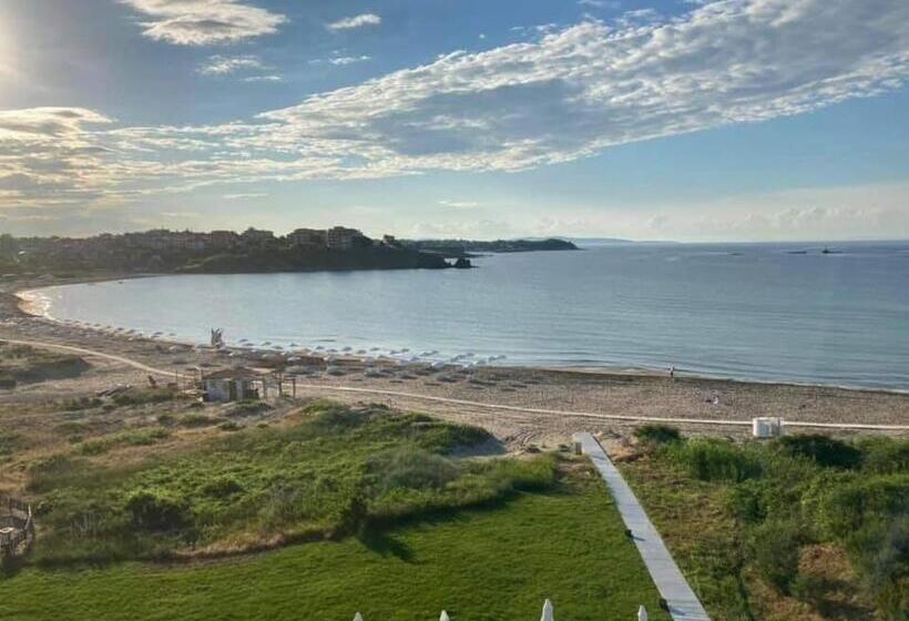 سوییت اجرایی, Toma S Residence Front Beach