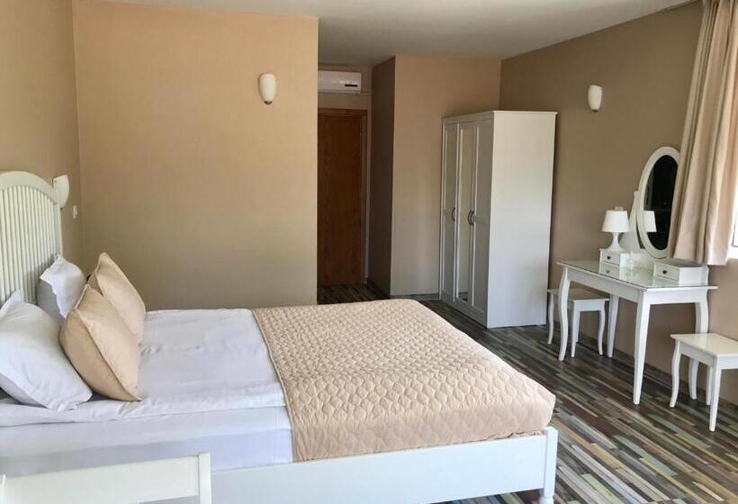 标准间带山景, Yaev Family