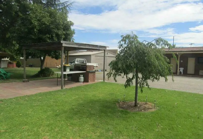 Perhehuone, Twin City Motor Inn