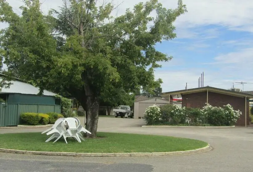 Perhehuone, Twin City Motor Inn