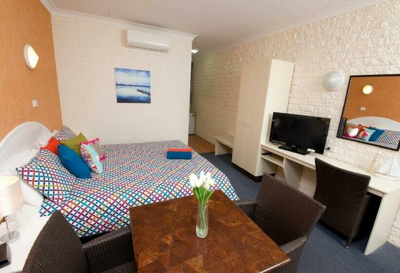 מיטת קינג בסוויטה, Tuncurry Beach Motel
